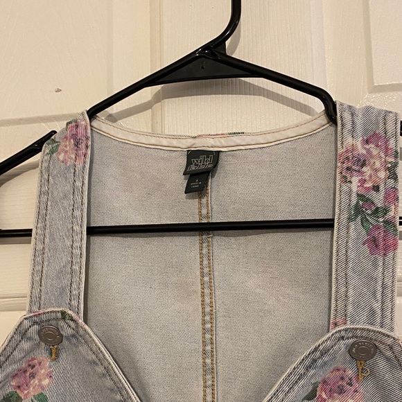 wild fable Light Blue Floral Denim Crop Top - Picture 2 of 4